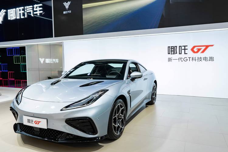 惠州244哪吒汽车在智能汽车领域的表现，领途汽车在新能源汽车市场中的影响力